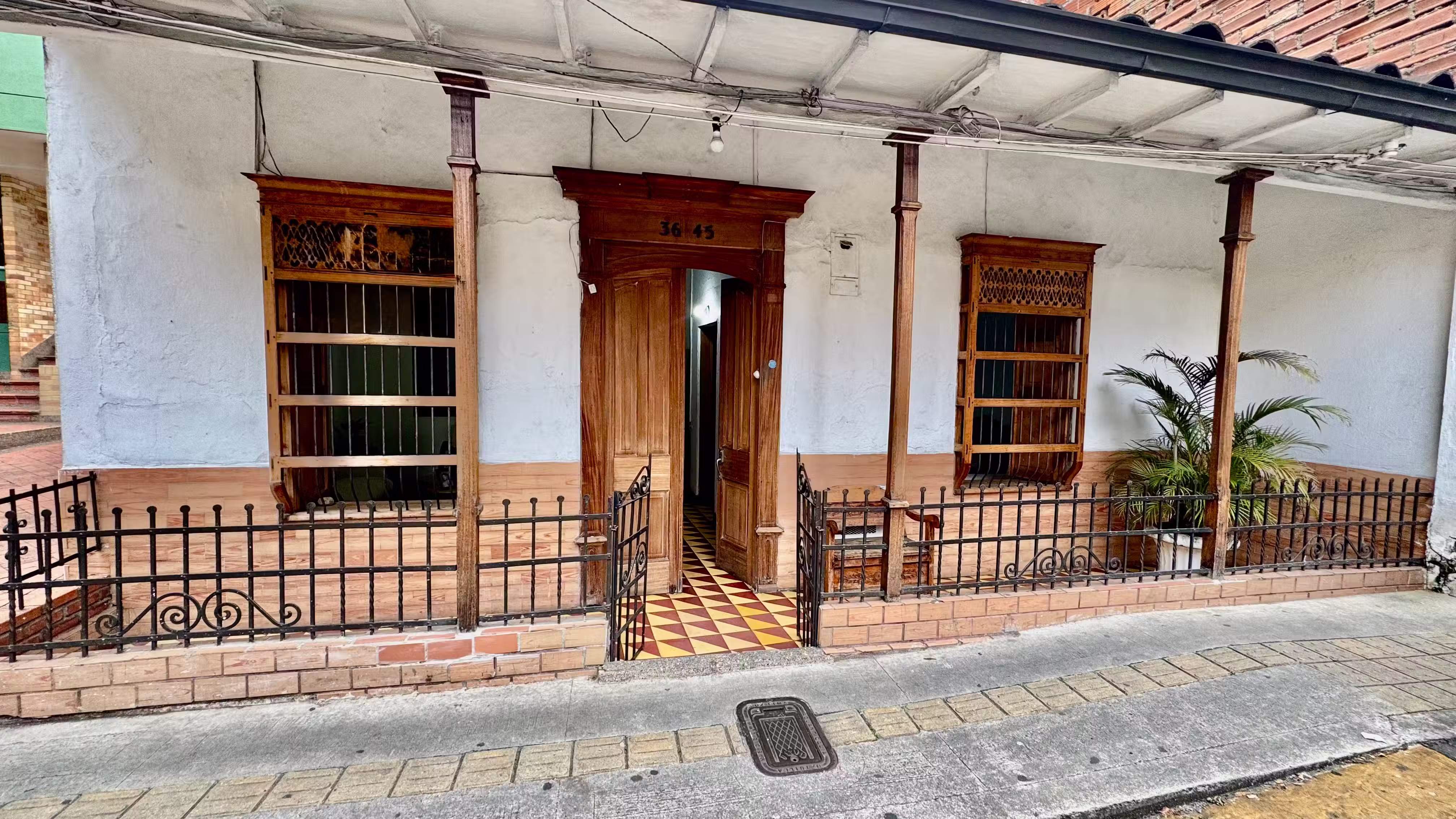 Foto principal de Casa-lote de 200 m² en barrio Los Naranjos, Envigado – Ideal para desarrollo comercial o residencial